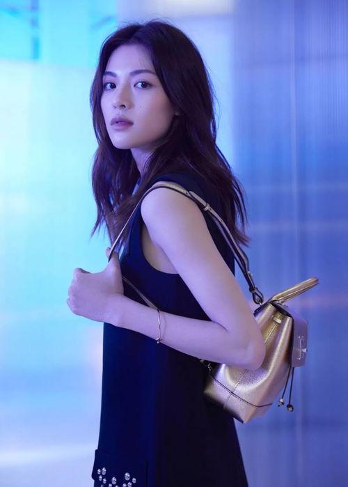 中国女明星翻包,跟随中国女明星一起翻包探秘